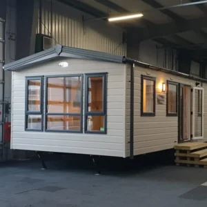 Casa móvil de 2 dormitorios totalmente amueblada en Lama